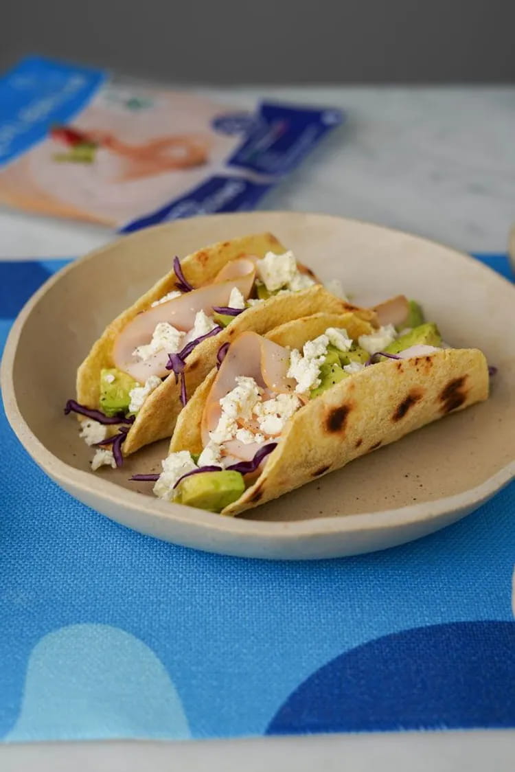 Tacos con tacchino, avocado, feta e cavolo viola