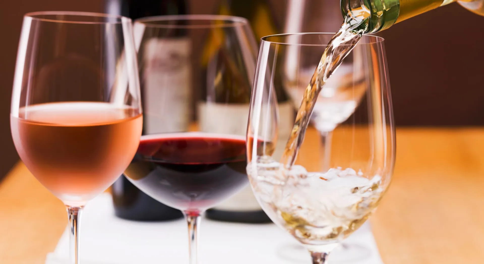 Come scegliere il vino per una cena galante