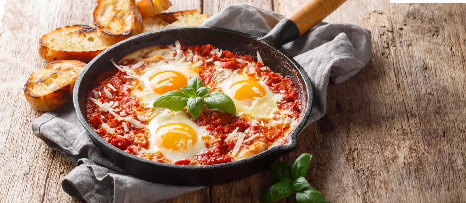 Uova in purgatorio al sugo: ricetta napoletana