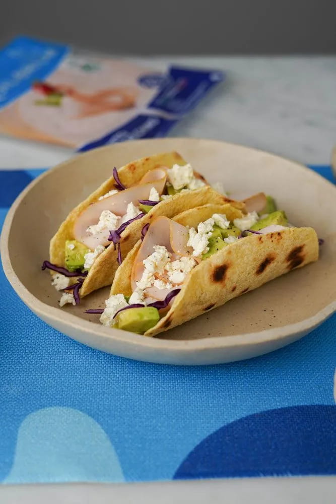 Tacos con tacchino, avocado, feta e cavolo viola